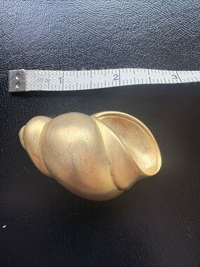 Les Bernard Inc matte gold Shell Pin 1990’s